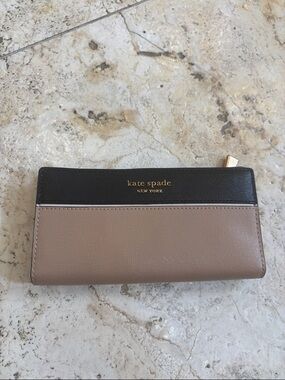 kate spade Two-Tone Black and Taupe Zip Wallet NEW $139